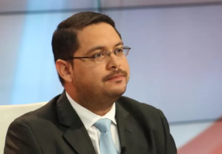 Desconexión con la realidad: El director del Tránsito, Julio González, insiste en decir que solo los buses censados pueden prestar el servicio, en contraposición con el panorama real. Además, bajo su administración se le ha dado el aval a la piratería.