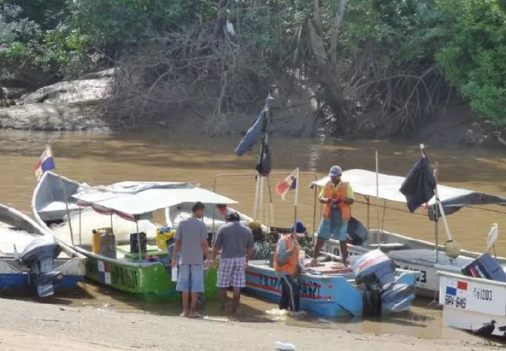 Se siguen llevando implementos de trabajo de los pescadores. /Foto Thays Domínguez