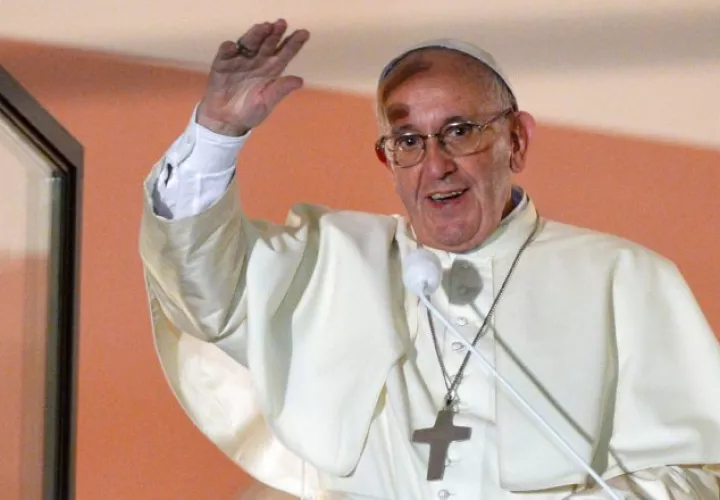 El papa Francisco saluda a los fieles desde el palacio de los arzobispos de Cracovia. /Foto EFE