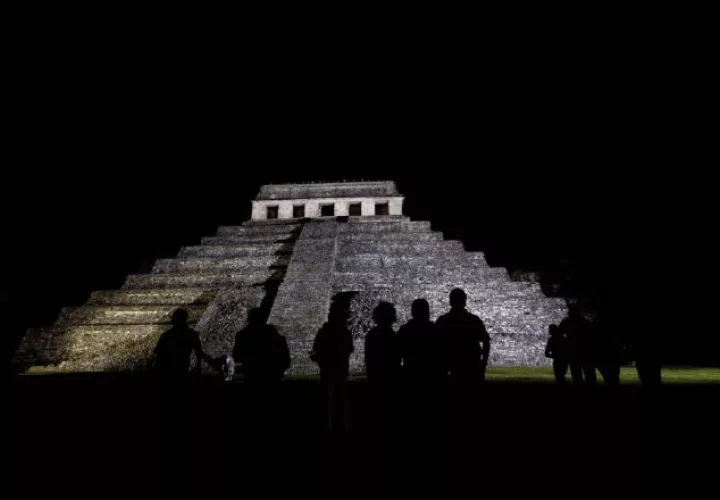 Silueta de uno de los edificios en la zona arqueológica de Palenque, en Chiapas. En dicha zona fue hallado recientemente un acueducto. /Foto AP