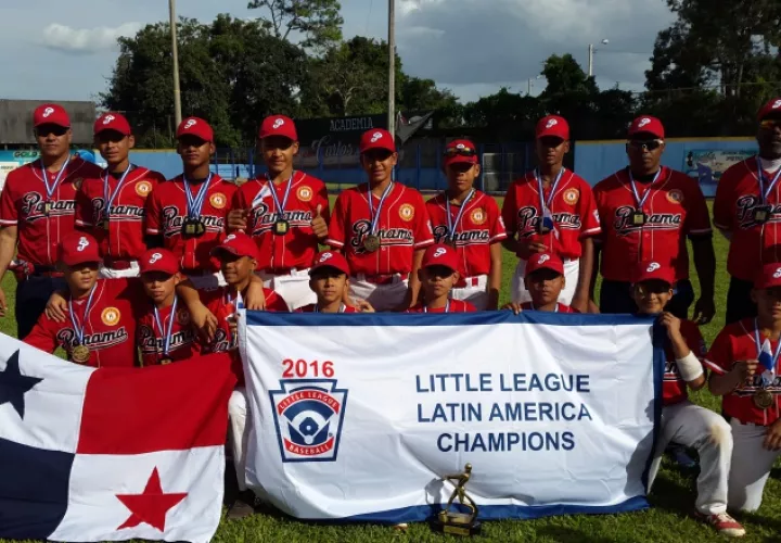 Los pequeños campeones posan tras coronarse en suelo guatemalteco ayer. Cortesía/David Salayandía