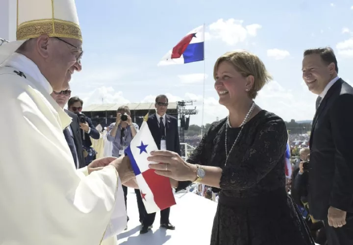 La pareja presidencial asistió ayer a la misa de clausura de la JMJ en Cracovia, oficiada por el papa. /Foto EFE