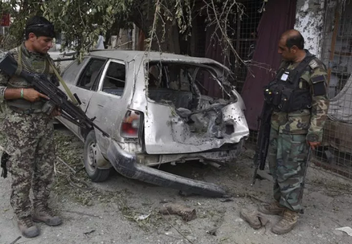 Investigan vehículo destruido en lucha contra el EI. /Foto EFE