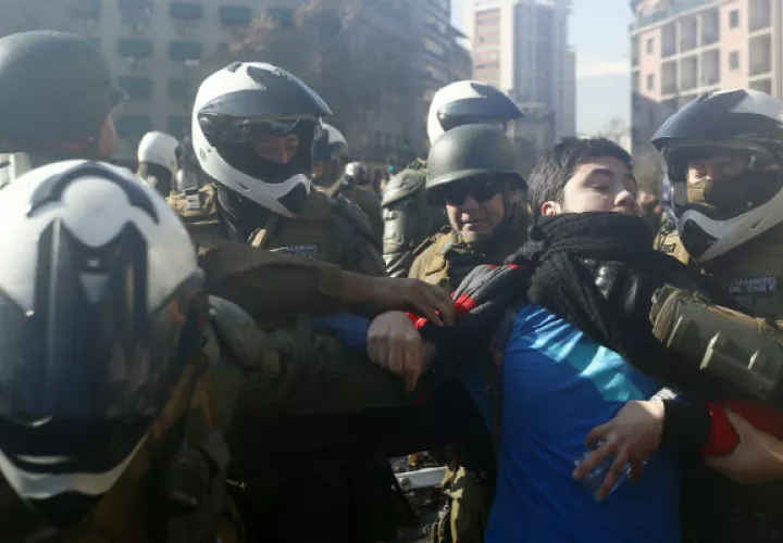 Un manifestante es detenido durante una marcha no autorizada. FOTO/EFE