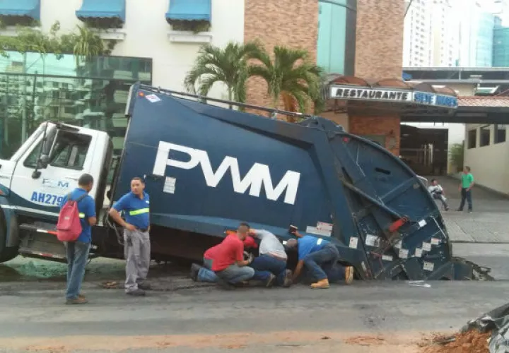 Intentan sacar el camión. Foto/Grupo Elite