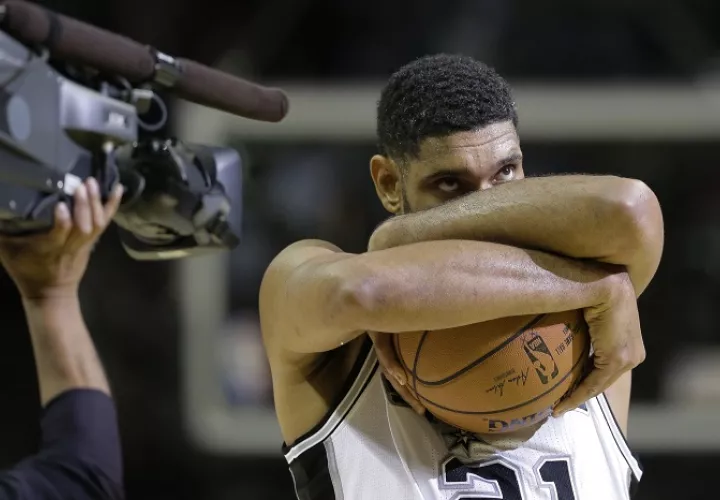 Duncan, de 40 años, pone fin a una carrera en la que obtuvo cinco títulos de NBA. /Foto AP