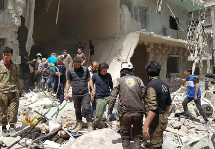 Sirios en el lugar de los ataques aéreos en el barrio Bustan Al Qasr en Alepo (Siria) el pasado mes de abril. Foto: EFE/Archivo