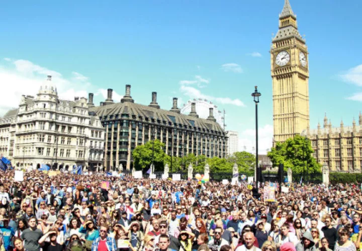 Miles de ciudadanos se toman una importante calle de Londres. FOTO/AP