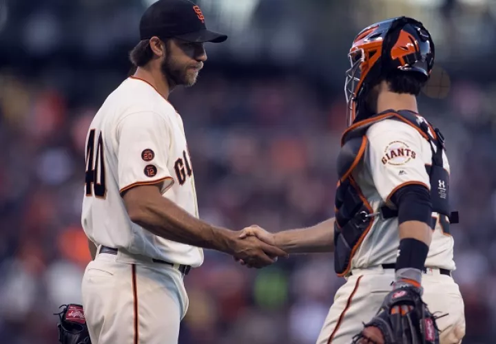 Madison Bumgarner saluda a su receptor Buster Posey. /Foto AP