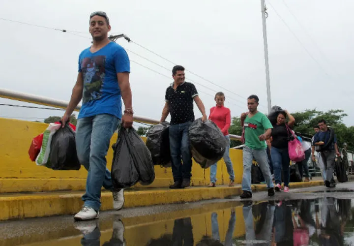 Venezolanos cruzan  la frontera con Colombia, y compran medicinas y alimentos. FOTO/EFE