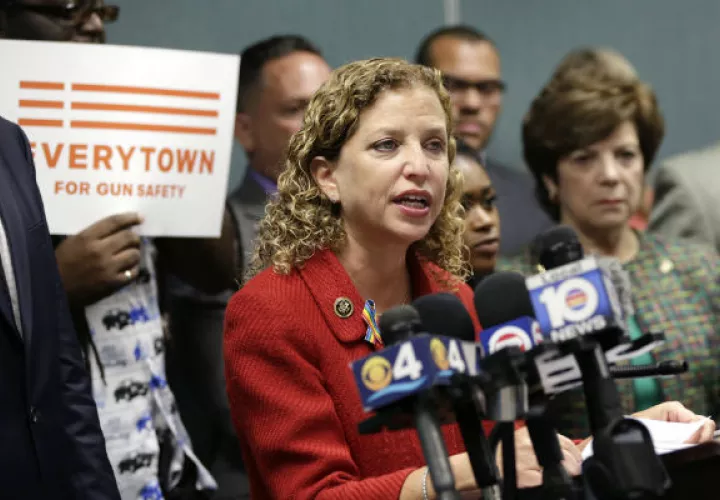 Debbie Wasserman Schultz, renunció a la presidencia del Comité Nacional Demócrata. FOTO/AP