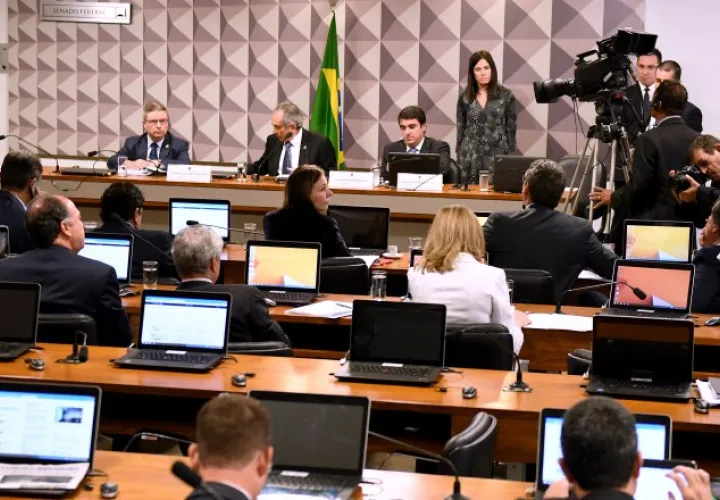 El senador brasileño Antonio Anastasia (i)  rinde informe sobre el caso de Dilma Rousseff. /Foto EFE