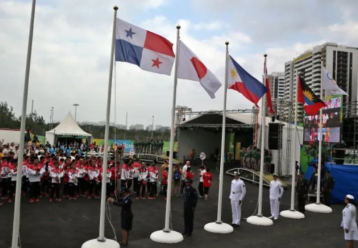 El momento de la izada de la bandera en la Villa Olímpica. /Foto EFE