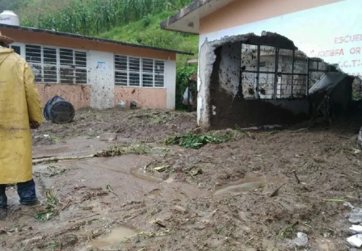 Un hombre observa los daños por lluvias que dejó el huracán Earl a su paso por Tamazolapa, México. EFE