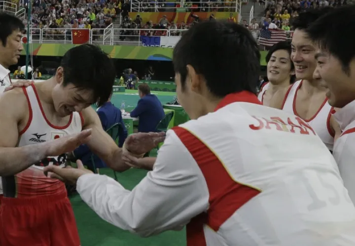 Kohei Uchimura celebra el triunfo con sus compañeros. /Foto AP