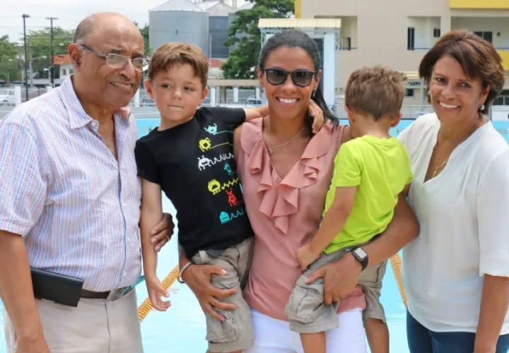 Coparropa, en compañía de sus dos hijos y sus padres. /Foto Cortesía