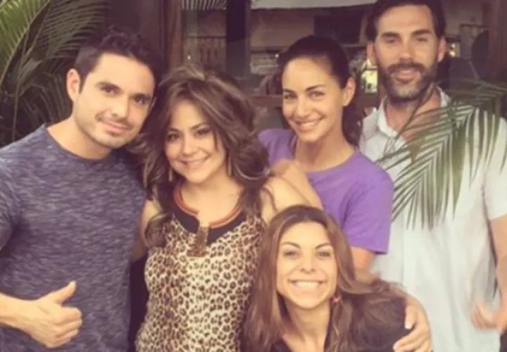 Parte del elenco: Robin Durán, Drew Fuller, Valerie Domínguez, Arianne y Regina. /Foto Cortesía: Facebook