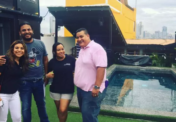 Parte del staff de 'Más que Hermanos'. /Foto Cortesía: Facebook