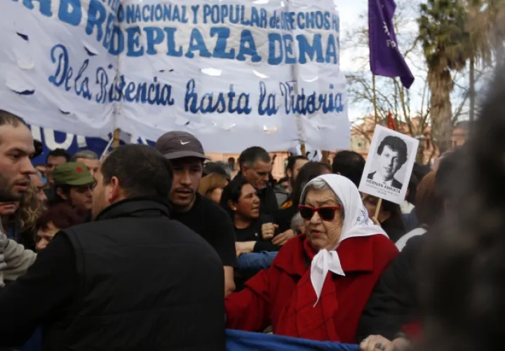 Madres de la Plaza de Mayo durante la marcha de ayer en Buenos Aires. /Foto AP