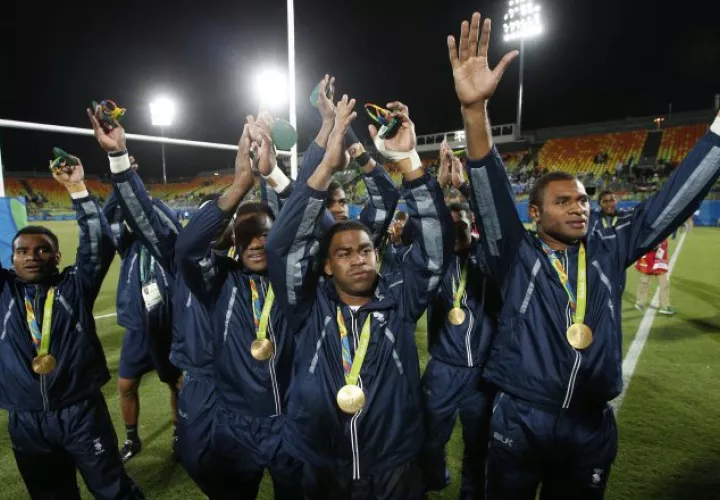 Fiji gana y  hace historia