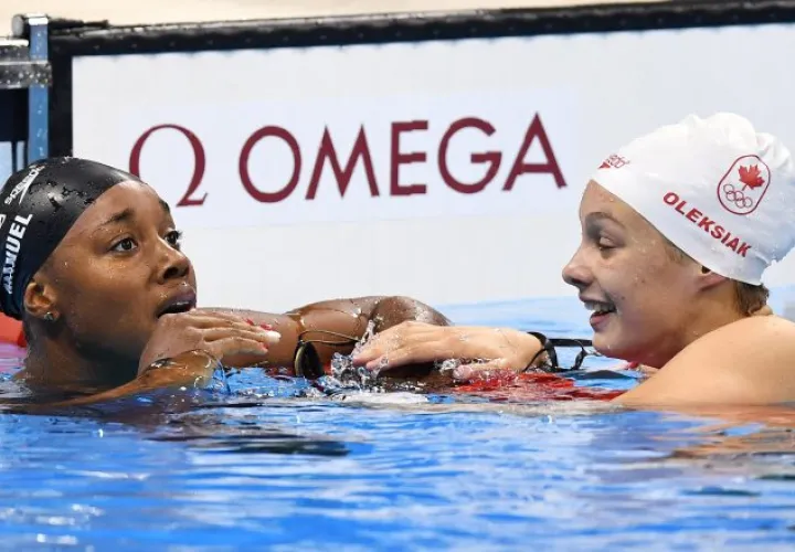 Simone Manuel (izq.) y Penny Oleksiak se felicitan. /Foto AP
