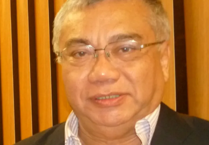 Dr. Jorge Eduardo Ritter. Será el presentador de la novela.