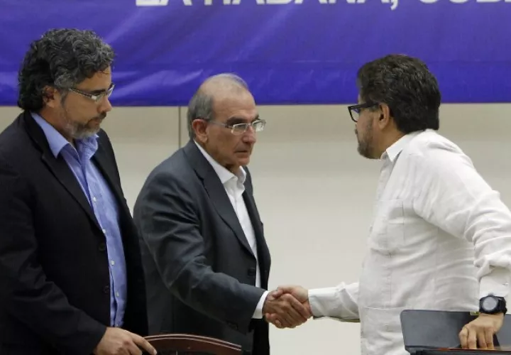 Humberto de la Calle y los negociadores de la guerrilla. /Foto EFE