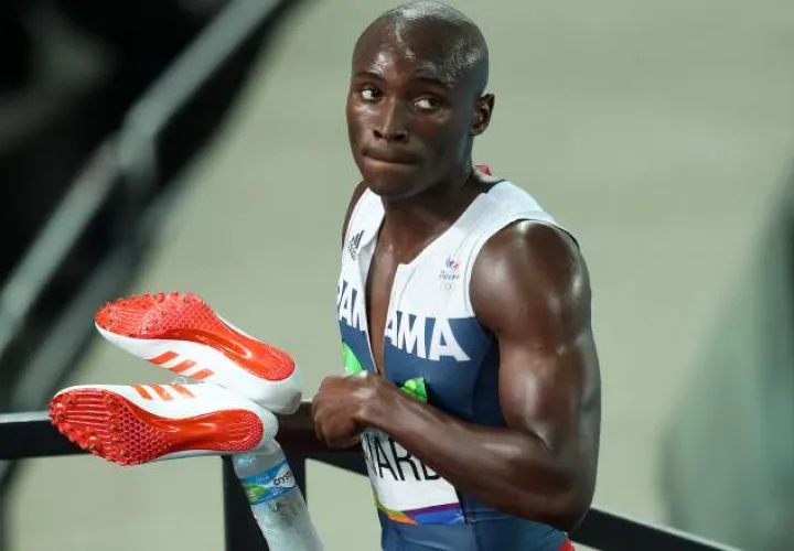 Alonso Edward no se tira a llorar, luego de la competencia de los 200 metros planos en los Juegos Olímpicos.  El atleta promete regresar, y  más fuerte.