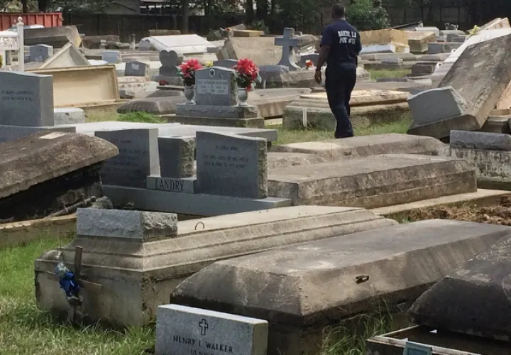 Willie Brooks III camina por el cementerio de Plainview, donde los cajones flotan. AP