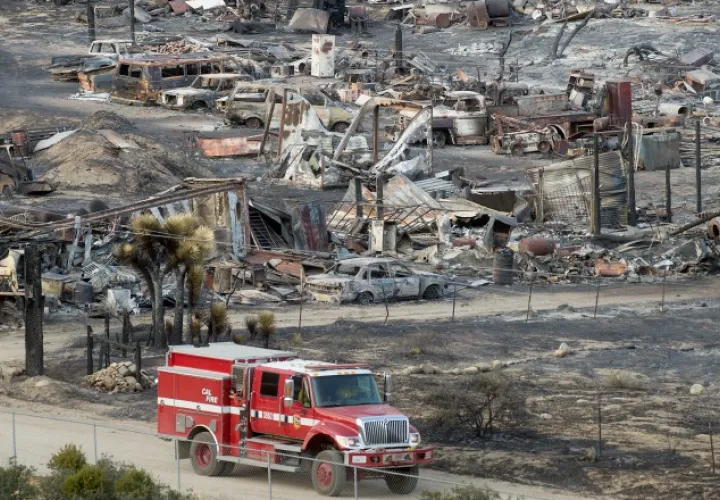 Los bomberos trabajan duro contra las llamas. AP