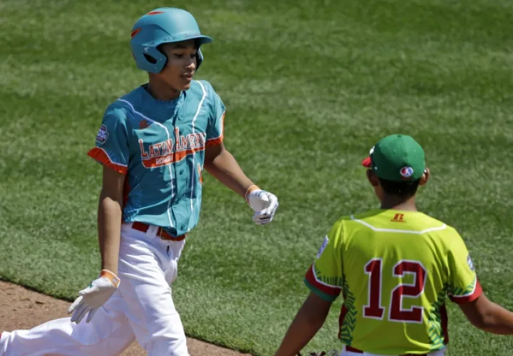 Esmith Pineda conectó un jonrón en la victoria 10-2 ante México. /Foto AP