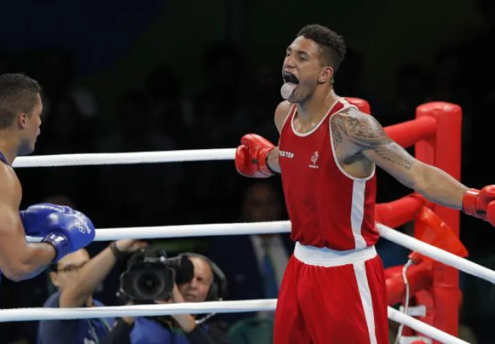 Tony Yoka le hace mueca a su rival. /Foto EFE