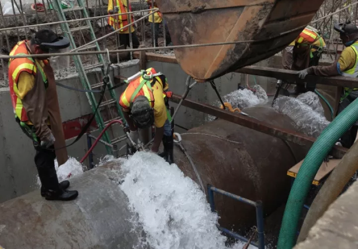 La ruptura de tuberías provoca el interrumpido servicio de agua en todo el país, unas de las quejas ciudadanas más frecuentes. /Foto Archivo
