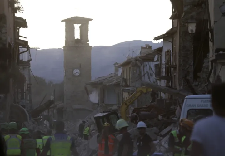 Los bomberos en la localidad de Amatrice, seriamente afectada por el terremoto. /Foto AP