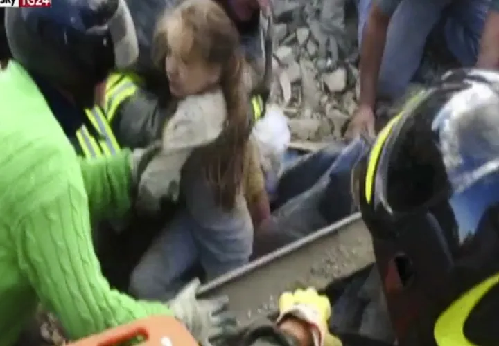 Una niña de 10 años salió con vida en Pescara del Tronto. /Foto AP