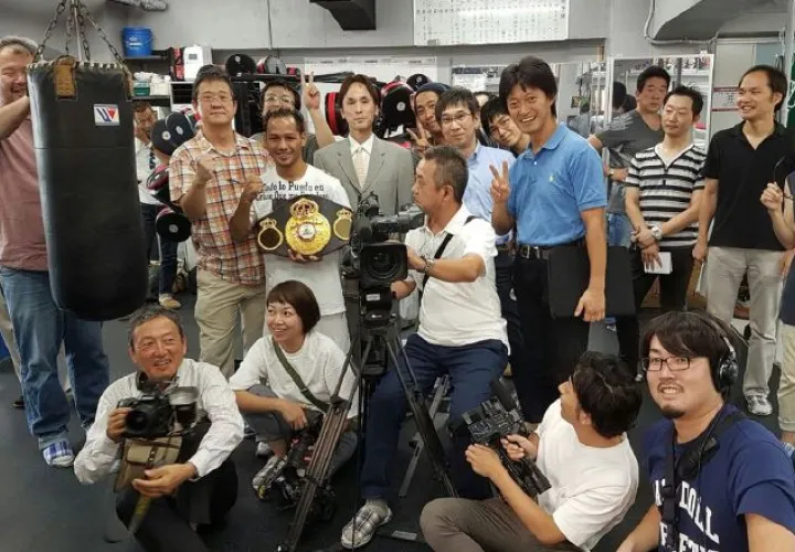 Luis "El Nica" Concepción posó en una foto con los miembros de la prensa de Japón. /Foto Cortesía/@ElNica0685