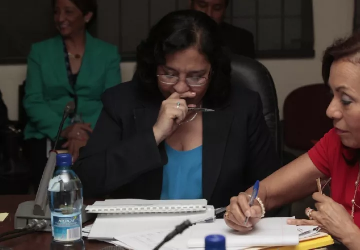 La ministra de Educación, Marcela Paredes de Vásquez, culpó a la Dirección de Mantenimiento por el retraso de las reparación, durante la sustentación del presupuesto de Educación para el 2017. /Foto Víctor Arosemena
