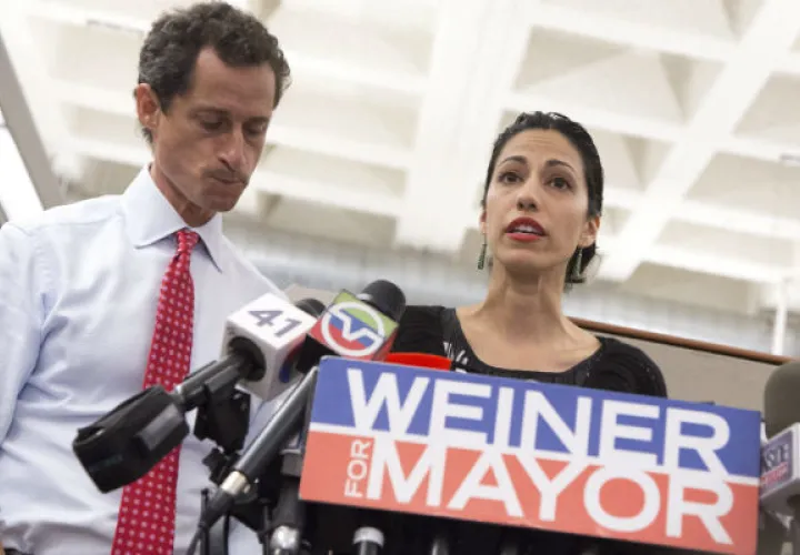 Anthony Weiner (izda) y a su esposa Huma Abedin (dcha). Foto/ EFE