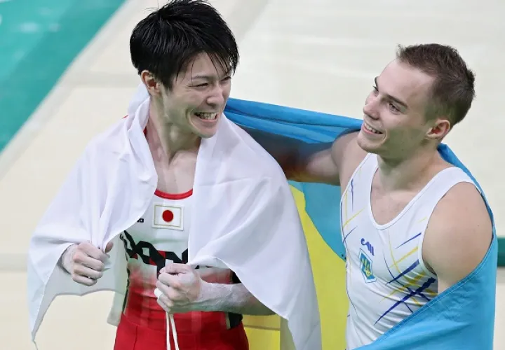 Uchimura  junto a Oleg Verniaiev. Foto/EFE