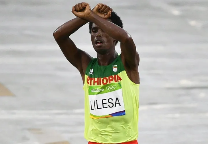 Feyisa Lilesa  fue el segundo mejor del maratón de Río.  Foto/EFE
