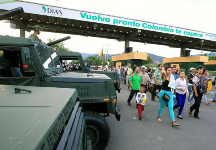 Venezolanos entran a Colombia. Foto/ EFE