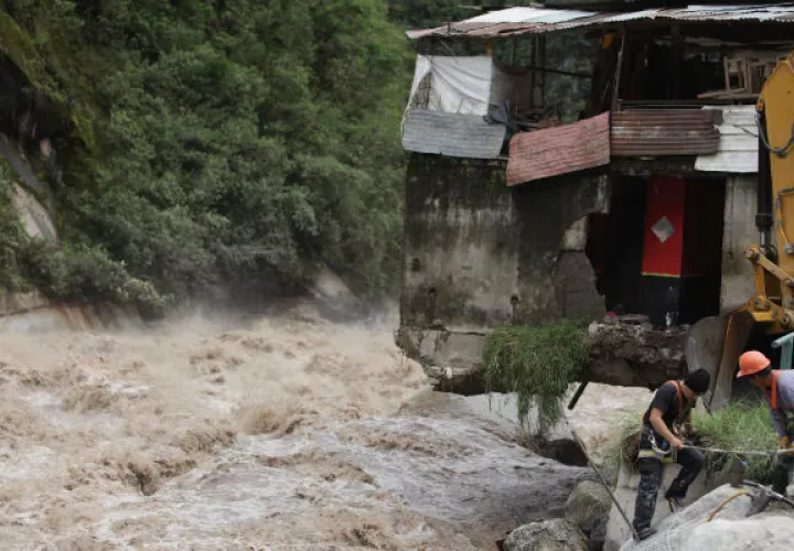 Unas 63 comunidades afectadas por las intensas lluvias, desbordes de ríos e inundaciones en Perú. Foto: EFE