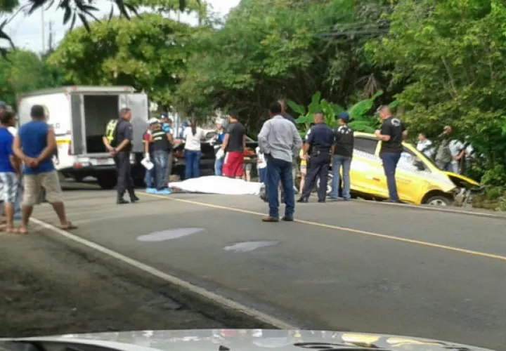 Momento en que las autoridades hacen el levantamiento del cuerpo. Foto/Zenaida Vasquez