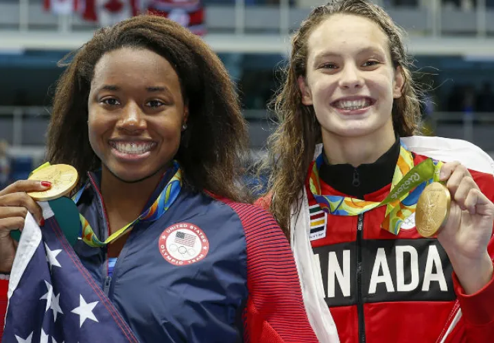 La estadounidense Simone Manuel y la canadiense Penny Oleksiak en la premiación. Foto: AP