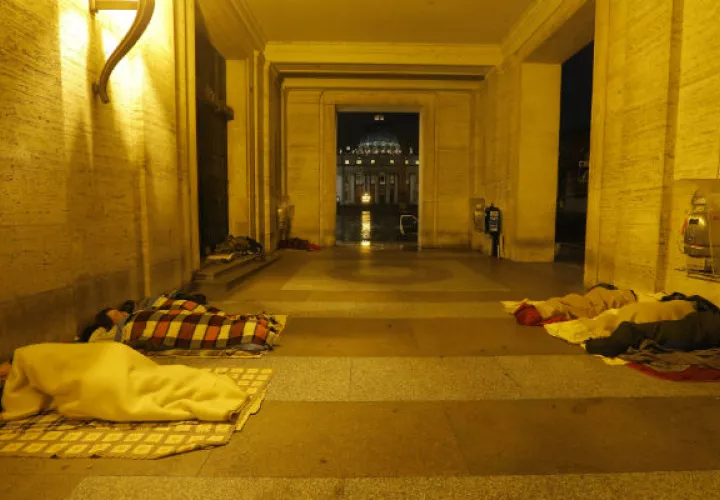Un grupo de indigentes duermen en las cercanías del Vaticano. FOTO/AP