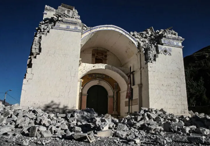 Iglesia destruida en Ichupampa. Foto/ EFE