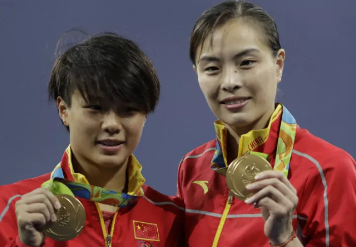 Wu Minxia (der.) junto a su compañera Shi Tingmao, con la medalla de oro.