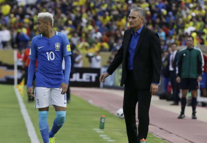 Tite, técnico de Brasil (der.), da instrucciones a Neymar. /Foto AP