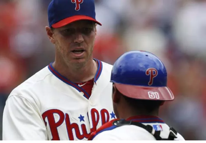 Carlos Ruiz y Roy Halladay jugaron juntos cuatro campañas con los Filis de Filadelfia. /Foto AP