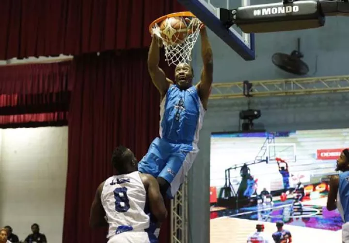 avier Carter se cuelga del aro en una gran volcada. /Foto LPB